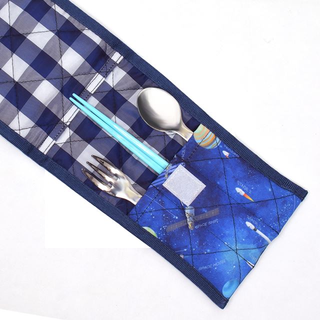 カラフルキャンディスタイルのカトラリーケースは落としても大丈夫な柔らかキルティング素材