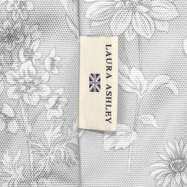 水を弾く素材だから、汚れに強くお手入れ簡単。はっ水機能に加えて、速乾性にも優れているので、突然の天候の変化などでバッグが濡れてしまっても素早く乾燥させることができます。