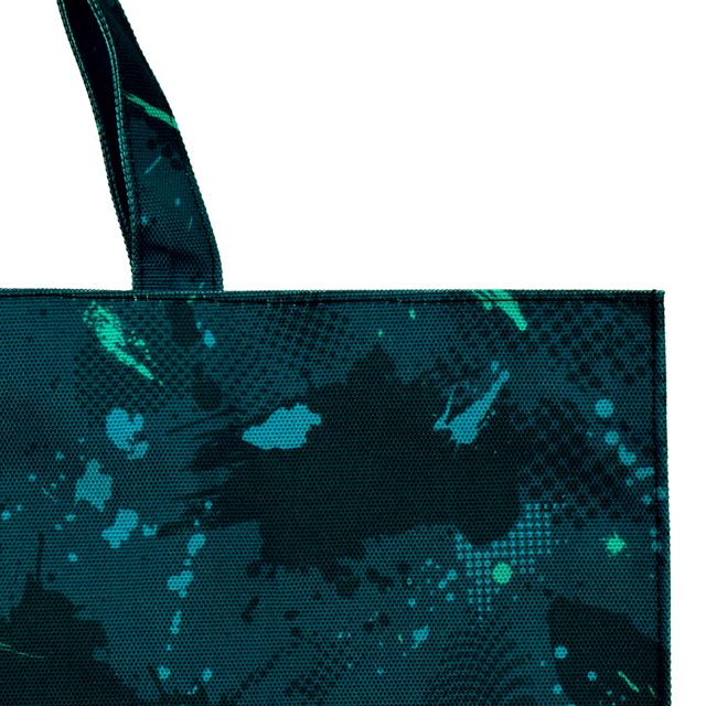 水を弾く素材だから、汚れに強くお手入れ簡単。はっ水機能に加えて、速乾性にも優れているので、突然の天候の変化などでバッグが濡れてしまっても素早く乾燥させることができます。