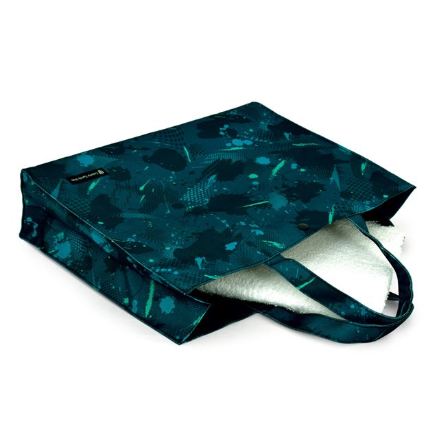 水を弾く素材だから、汚れに強くお手入れ簡単。はっ水機能に加えて、速乾性にも優れているので、突然の天候の変化などでバッグが濡れてしまっても素早く乾燥させることができます。