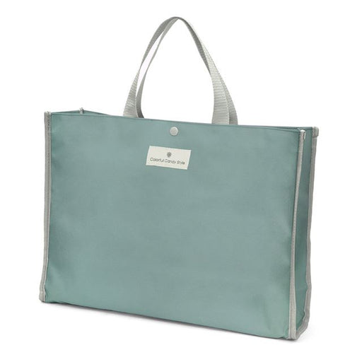 水を弾く素材だから、汚れに強くお手入れ簡単。はっ水機能に加えて、速乾性にも優れているので、突然の天候の変化などでバッグが濡れてしまっても素早く乾燥させることができます。