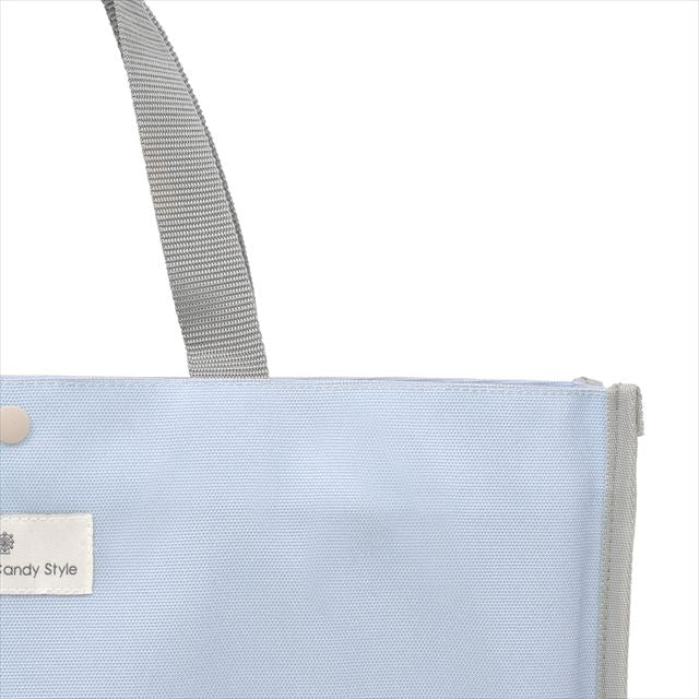 水を弾く素材だから、汚れに強くお手入れ簡単。はっ水機能に加えて、速乾性にも優れているので、突然の天候の変化などでバッグが濡れてしまっても素早く乾燥させることができます。