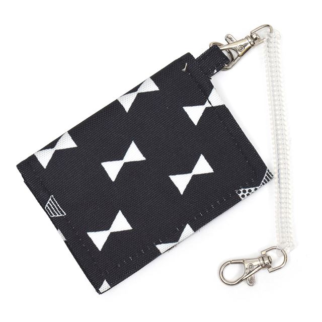 カラフルキャンディスタイルのパスケース。二つ折りでコイルチェーンフック付きの定期入れ。男の子と女の子兼用で大活躍。