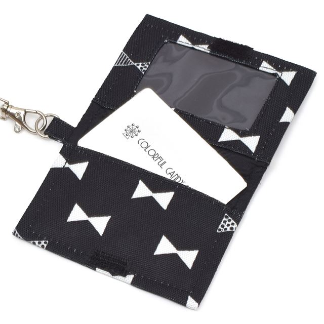 カラフルキャンディスタイルのパスケース。二つ折りでコイルチェーンフック付きの定期入れ。男の子と女の子兼用で大活躍。