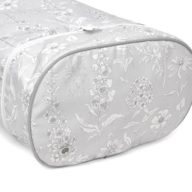 カラフルキャンディスタイルのプールバッグ ナップサックタイプ。サンダルやスイムキャップ・ゴーグル・小物などを上段下段で分けて収納できる便利構造。中身が透けない生地なので安心です。