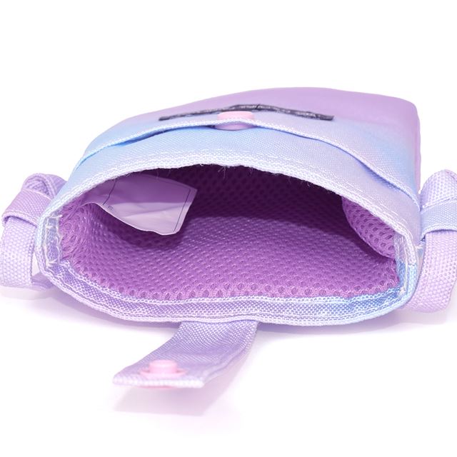 やわらかく軽やかな、おしゃれ「はっ水」スマホショルダー。キッズの自由な行動や成長をサポート！もっと身軽に、安心して、アクティブに動き回ることができる新定番ポシェットです。