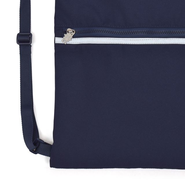 カラフルキャンディスタイルのナップサック。リュックにも手提げにも使える2WAY仕様。前面には便利なファスナー付きポケットを搭載。