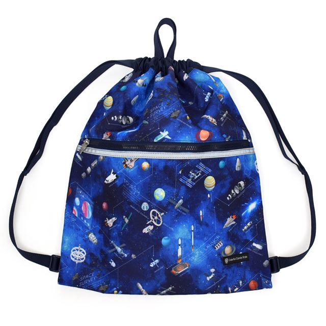 カラフルキャンディスタイルのナップサック。リュックにも手提げにも使える2WAY仕様。前面には便利なファスナー付きポケットを搭載。