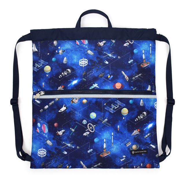 カラフルキャンディスタイルのナップサック。リュックにも手提げにも使える2WAY仕様。前面には便利なファスナー付きポケットを搭載。