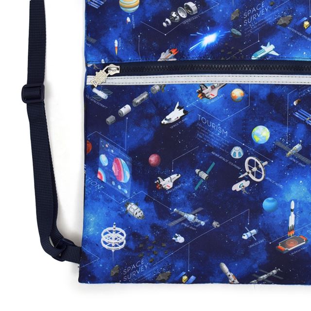 カラフルキャンディスタイルのナップサック。リュックにも手提げにも使える2WAY仕様。前面には便利なファスナー付きポケットを搭載。