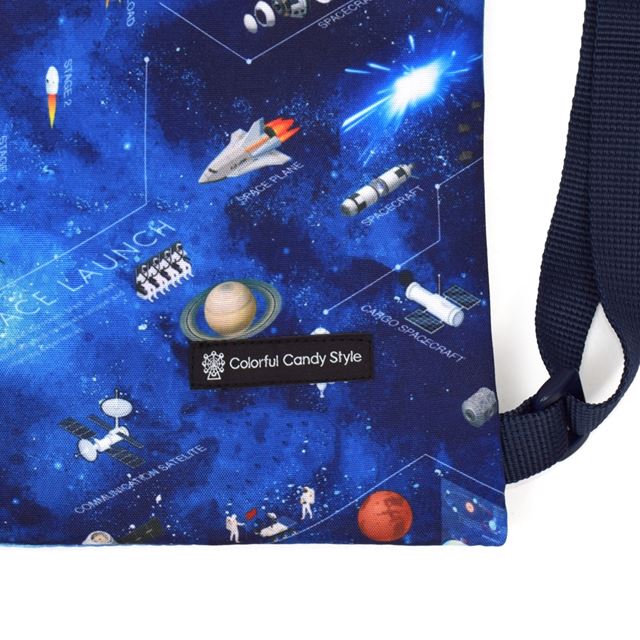 カラフルキャンディスタイルのナップサック。リュックにも手提げにも使える2WAY仕様。前面には便利なファスナー付きポケットを搭載。