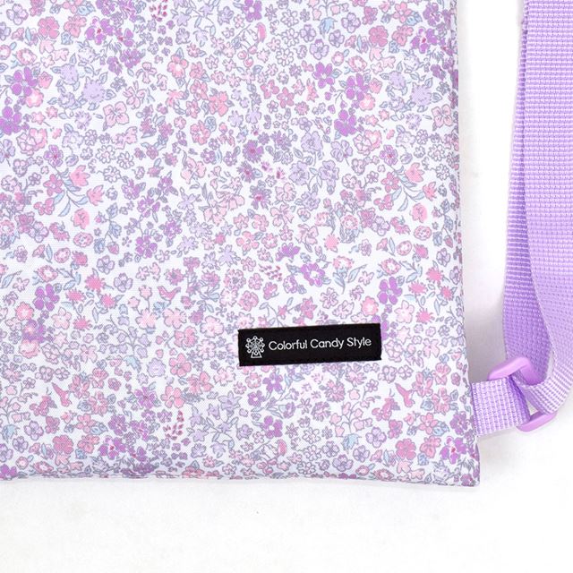 カラフルキャンディスタイルのナップサック。リュックにも手提げにも使える2WAY仕様。前面には便利なファスナー付きポケットを搭載。