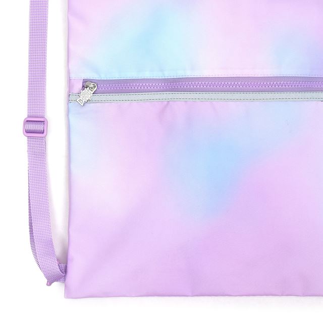 カラフルキャンディスタイルのナップサック。リュックにも手提げにも使える2WAY仕様。前面には便利なファスナー付きポケットを搭載。