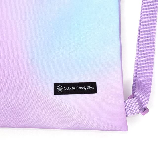 カラフルキャンディスタイルのナップサック。リュックにも手提げにも使える2WAY仕様。前面には便利なファスナー付きポケットを搭載。