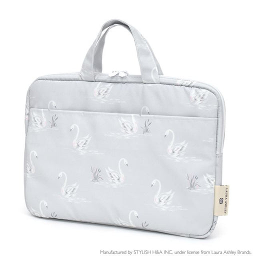 11.6インチのノートパソコンが収納可能。表面は撥水機能素材なので、突然の雨などに濡れてもすぐ乾き、軽量で耐久性もバツグンです。