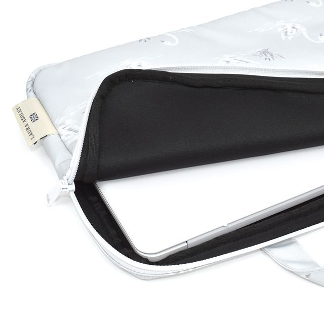 11.6インチのノートパソコンが収納可能。表面は撥水機能素材なので、突然の雨などに濡れてもすぐ乾き、軽量で耐久性もバツグンです。