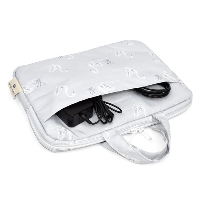 11.6インチのノートパソコンが収納可能。表面は撥水機能素材なので、突然の雨などに濡れてもすぐ乾き、軽量で耐久性もバツグンです。