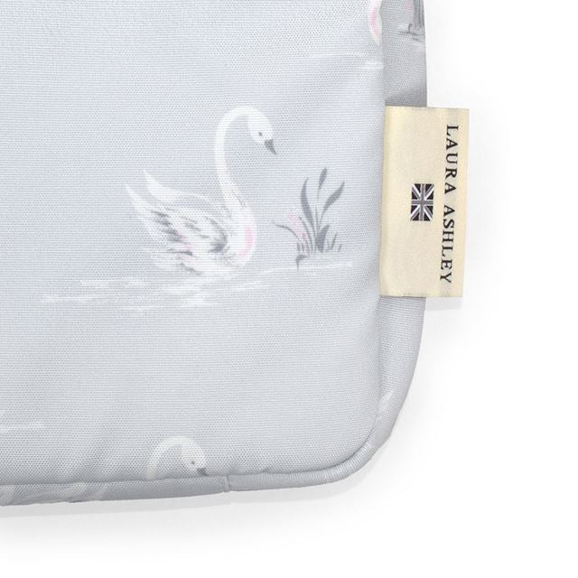 11.6インチのノートパソコンが収納可能。表面は撥水機能素材なので、突然の雨などに濡れてもすぐ乾き、軽量で耐久性もバツグンです。