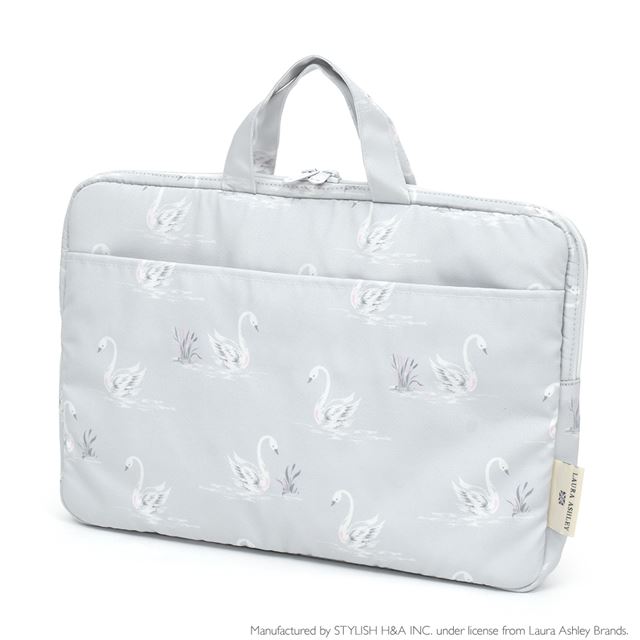 13.3インチのノートパソコンが収納可能。表面は撥水機能素材なので、突然の雨などに濡れてもすぐ乾き、軽量で耐久性もバツグンです。