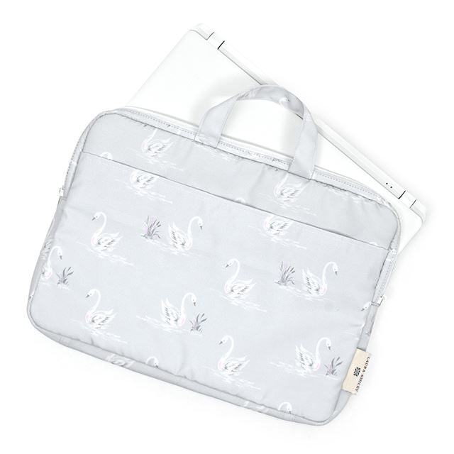 13.3インチのノートパソコンが収納可能。表面は撥水機能素材なので、突然の雨などに濡れてもすぐ乾き、軽量で耐久性もバツグンです。