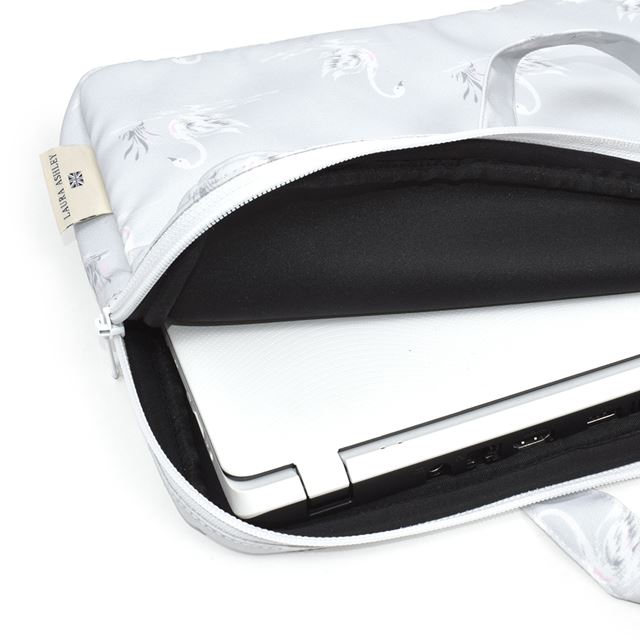 13.3インチのノートパソコンが収納可能。表面は撥水機能素材なので、突然の雨などに濡れてもすぐ乾き、軽量で耐久性もバツグンです。