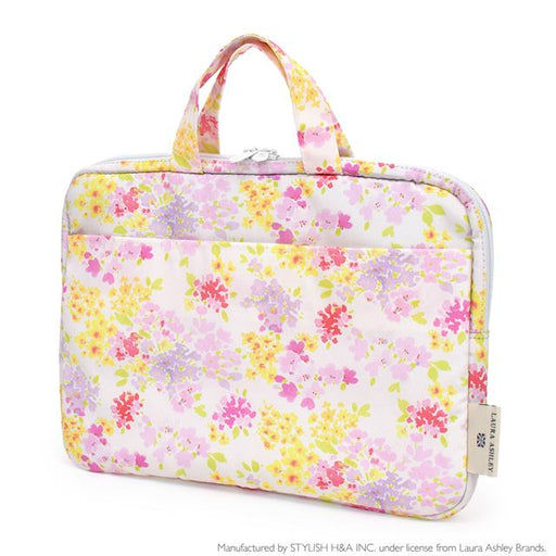 11.6インチのノートパソコンが収納可能。表面は撥水機能素材なので、突然の雨などに濡れてもすぐ乾き、軽量で耐久性もバツグンです。