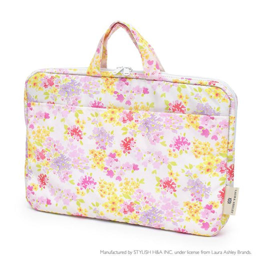 13.3インチのノートパソコンが収納可能。表面は撥水機能素材なので、突然の雨などに濡れてもすぐ乾き、軽量で耐久性もバツグンです。