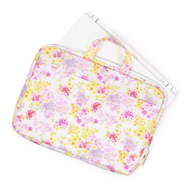 13.3インチのノートパソコンが収納可能。表面は撥水機能素材なので、突然の雨などに濡れてもすぐ乾き、軽量で耐久性もバツグンです。