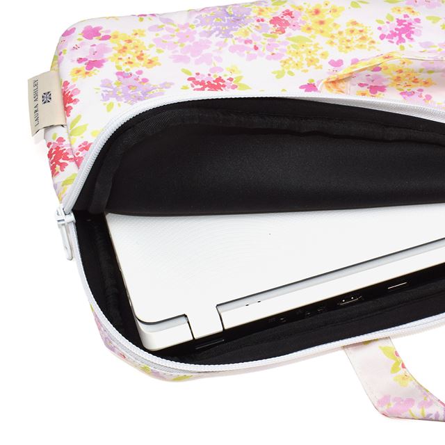 13.3インチのノートパソコンが収納可能。表面は撥水機能素材なので、突然の雨などに濡れてもすぐ乾き、軽量で耐久性もバツグンです。