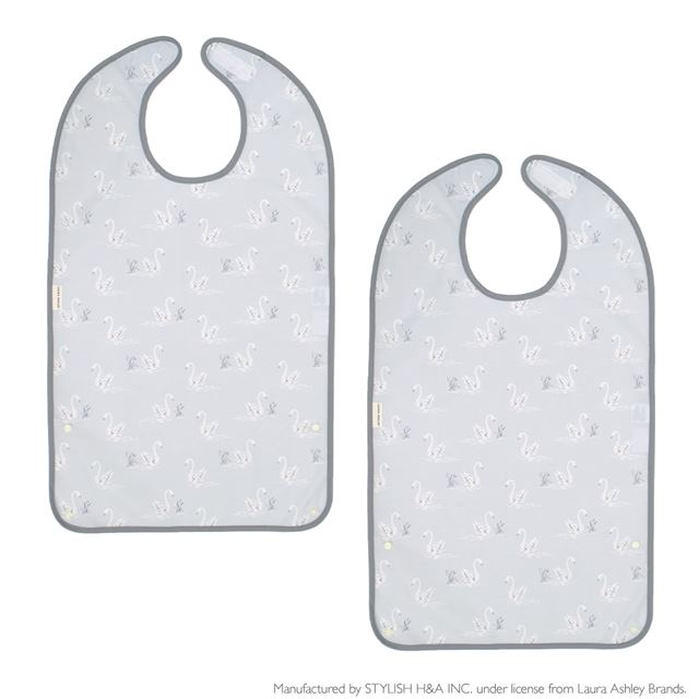 使いやすさとデザインにこだわった、着る人も介護する人も安心できる介護用エプロンです。撥水素材を使用し、こぼれた飲み物や食べ物をさっと拭くだけで簡単にお手入れが可能。繰り返し洗濯しても型崩れしにくく、速乾性があるのでいつでも清潔に保てます。2枚セットなので洗い替えにも便利です。