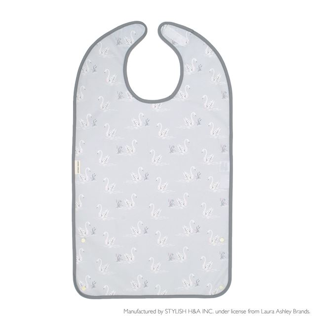 使いやすさとデザインにこだわった、着る人も介護する人も安心できる介護用エプロンです。撥水素材を使用し、こぼれた飲み物や食べ物をさっと拭くだけで簡単にお手入れが可能。繰り返し洗濯しても型崩れしにくく、速乾性があるのでいつでも清潔に保てます。2枚セットなので洗い替えにも便利です。