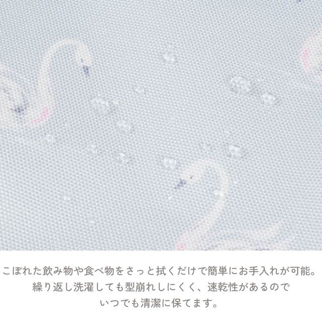 使いやすさとデザインにこだわった、着る人も介護する人も安心できる介護用エプロンです。撥水素材を使用し、こぼれた飲み物や食べ物をさっと拭くだけで簡単にお手入れが可能。繰り返し洗濯しても型崩れしにくく、速乾性があるのでいつでも清潔に保てます。2枚セットなので洗い替えにも便利です。