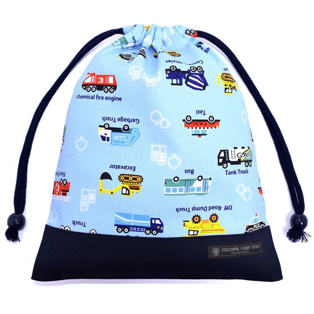 ゆうパケット対応 アウトレット 巾着 中 マチ無し給食袋(ネームタグ付き) アクセル全開はたらく車(ライトブルー)