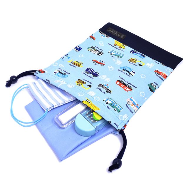 ゆうパケット対応 アウトレット 巾着 中 マチ無し給食袋(ネームタグ付き) アクセル全開はたらく車(ライトブルー)