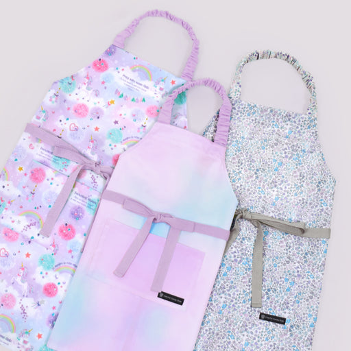 カラフルキャンディスタイルの三角巾付きキッズエプロン。子供用で、着脱簡単。男の子と女の子兼用で、家庭科の授業やお手伝いで大活躍。