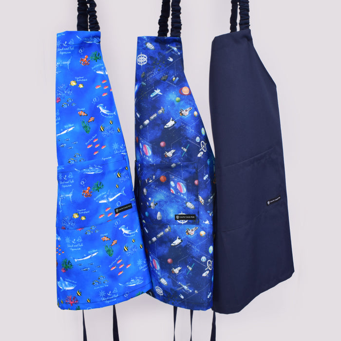 カラフルキャンディスタイルの三角巾付きキッズエプロン。子供用で、着脱簡単。男の子と女の子兼用で、家庭科の授業やお手伝いで大活躍。