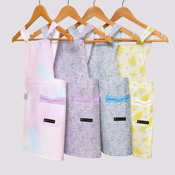 カラフルキャンディスタイルの三角巾付きキッズエプロン。子供用で、かぶるだけのバッククロスタイプ。男の子と女の子兼用で大活躍。