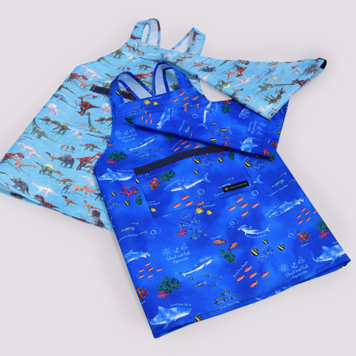 カラフルキャンディスタイルの三角巾付きキッズエプロン。子供用で、かぶるだけのバッククロスタイプ。男の子と女の子兼用で大活躍。