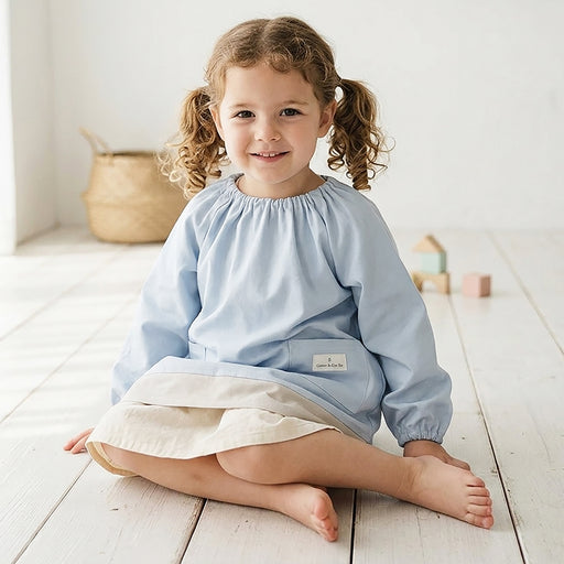 カラフルキャンディスタイルの長袖スモック。汚れを気にせず作業できる長袖タイプ。幼稚園や保育園、自宅、屋外での遊び着に最適です。