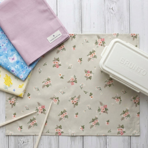 カラフルキャンディスタイルのランチョンマット2枚セット。小学校低学年・高学年の子どもに最適なサイズ♪通園・通学時にかさ張らない一枚仕立ての布製プレースマット。