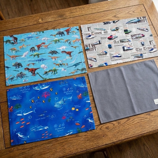 カラフルキャンディスタイルのランチョンマット2枚セット。小学校低学年・高学年の子どもに最適なサイズ♪通園・通学時にかさ張らない一枚仕立ての布製プレースマット。