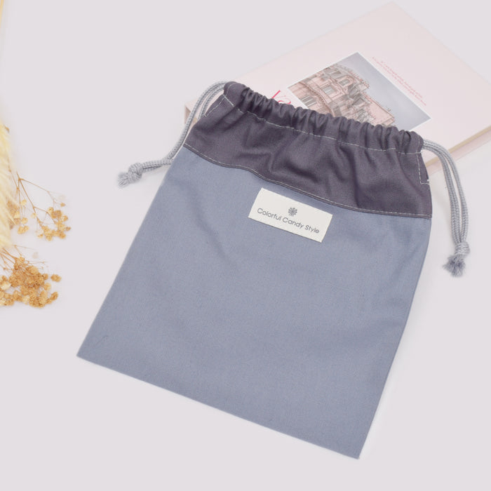 カラフルキャンディスタイルの給食袋。子供用で、ランチョンマットやお箸が入るおしゃれな巾着袋。男の子と女の子兼用で大活躍。