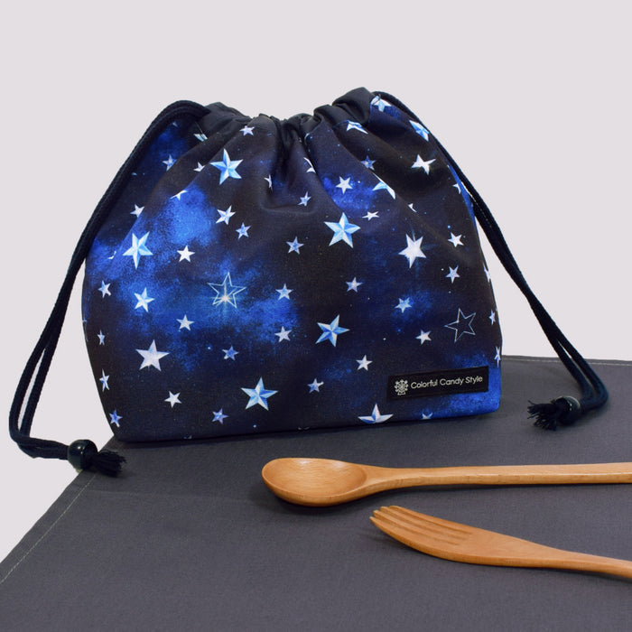 カラフルキャンディスタイルのお弁当袋。子供用で、お弁当箱やお箸が入るかわいいマチ付き巾着袋。男の子と女の子兼用で大活躍。