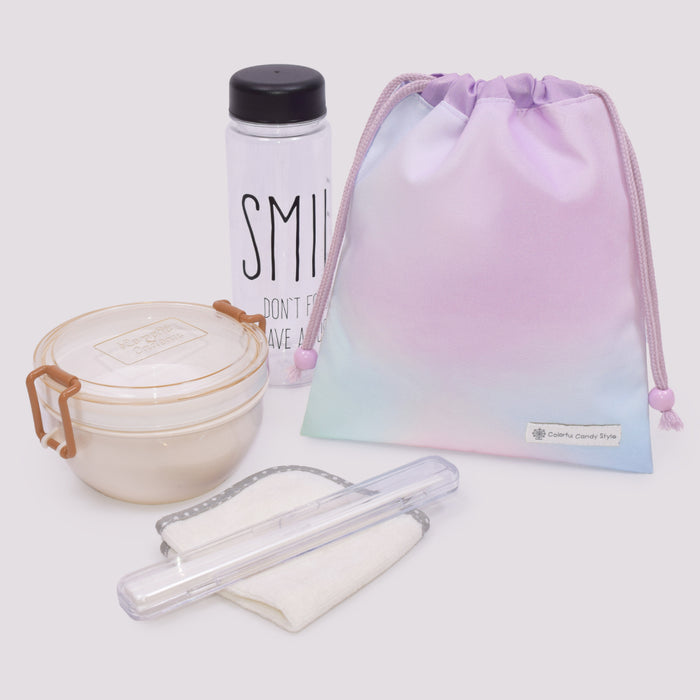 カラフルキャンディスタイルの給食袋。子供用で、ランチョンマットやお箸が入るおしゃれな巾着袋。男の子と女の子兼用で大活躍。