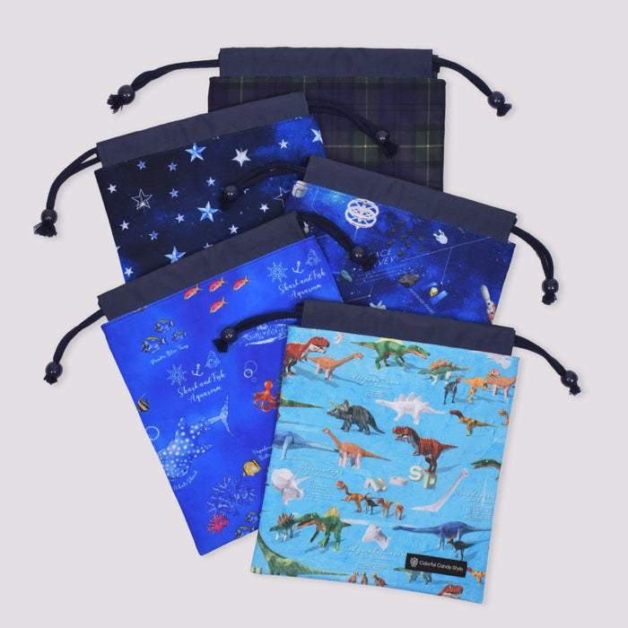 カラフルキャンディスタイルの給食袋。子供用で、ランチョンマットやお箸が入るおしゃれな巾着袋。男の子と女の子兼用で大活躍。