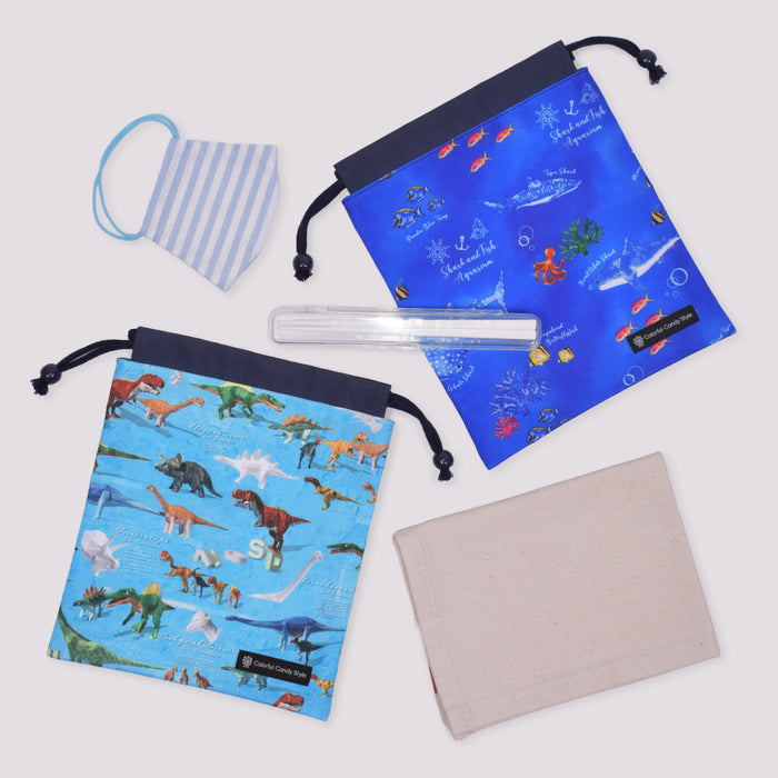 カラフルキャンディスタイルの給食袋。子供用で、ランチョンマットやお箸が入るおしゃれな巾着袋。男の子と女の子兼用で大活躍。