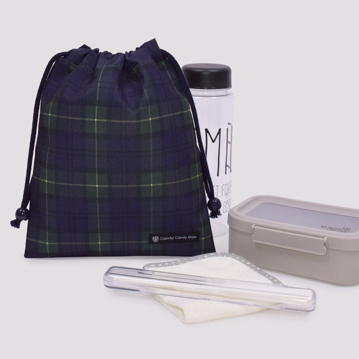 カラフルキャンディスタイルの給食袋。子供用で、ランチョンマットやお箸が入るおしゃれな巾着袋。男の子と女の子兼用で大活躍。