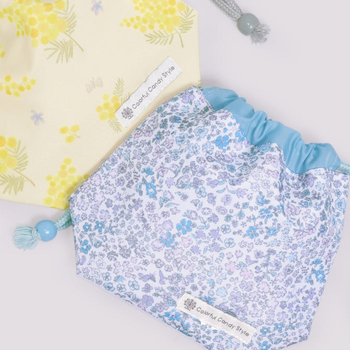 カラフルキャンディスタイルのコップ袋。持ち手付きのコップがすっぽり入り、楽に出し入れできます。かわいいマチ付きミニ巾着です。