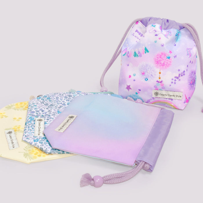 カラフルキャンディスタイルのコップ袋。持ち手付きのコップがすっぽり入り、楽に出し入れできます。かわいいマチ付きミニ巾着です。