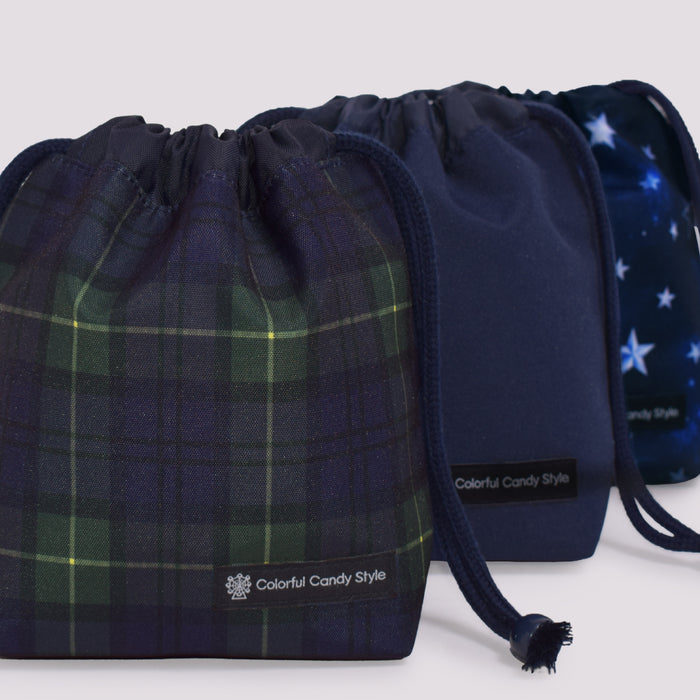 カラフルキャンディスタイルのコップ袋。持ち手付きのコップがすっぽり入り、楽に出し入れできます。かわいいマチ付きミニ巾着です。